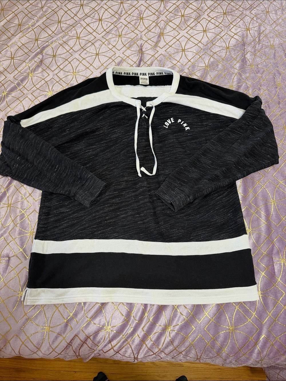 💥 Love Pink Lace-Up Pullover Sweatshirt - Black & White